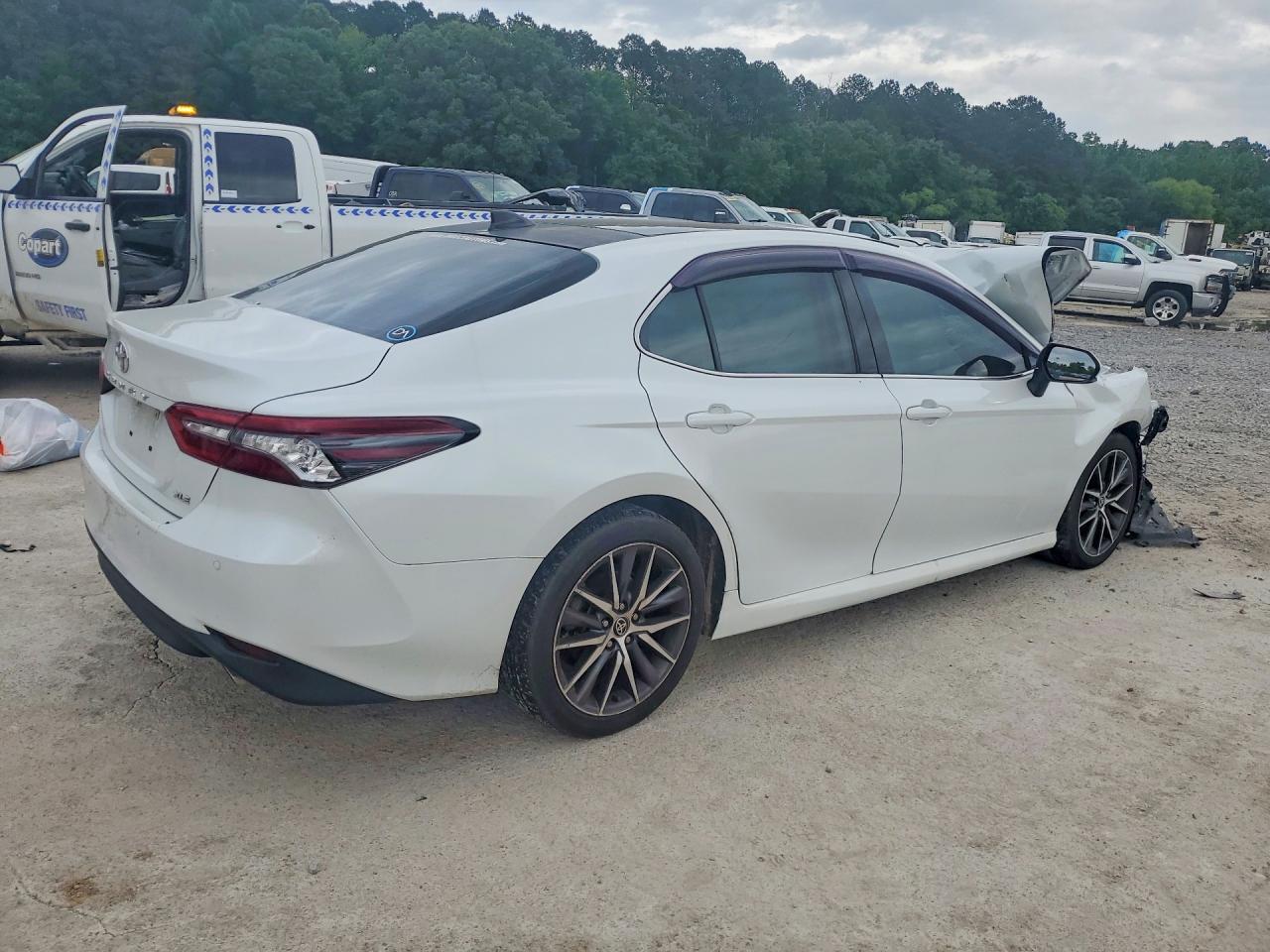 2021 Toyota Camry Xle - Фото 3