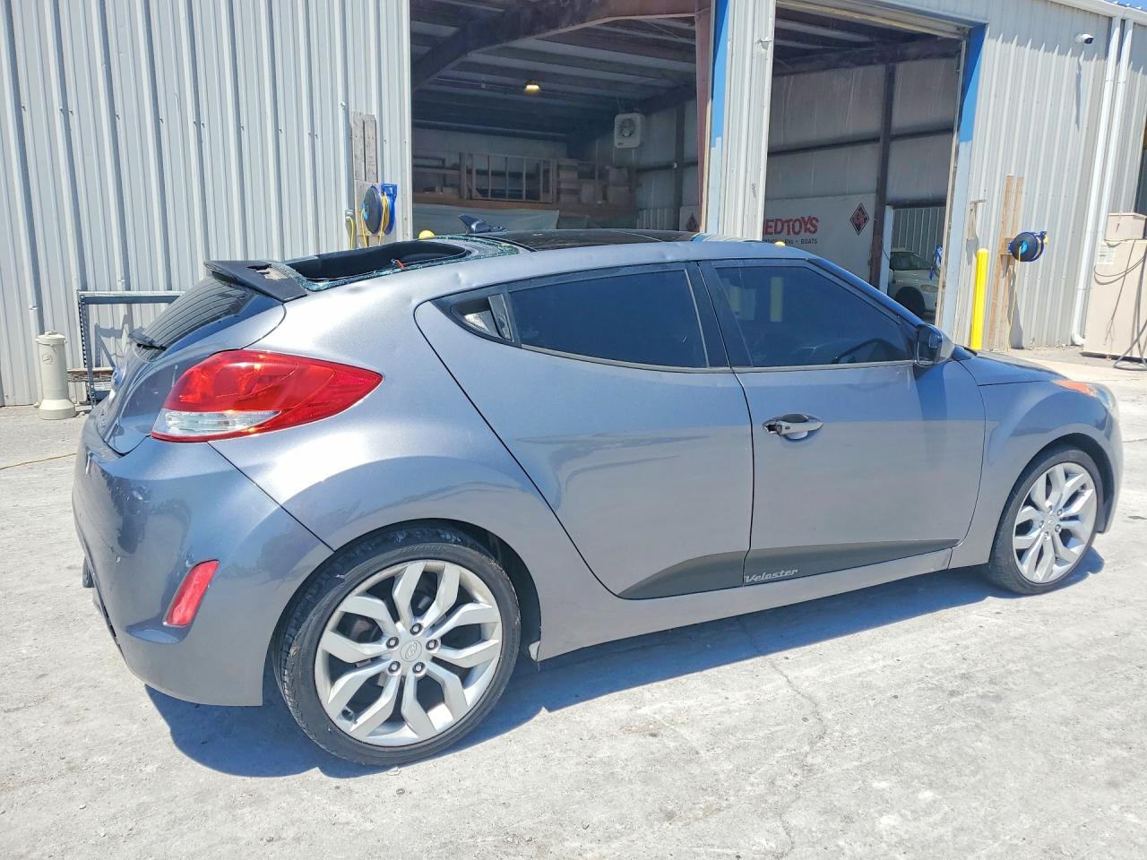 2013 Hyundai Veloster Base - Фото 3