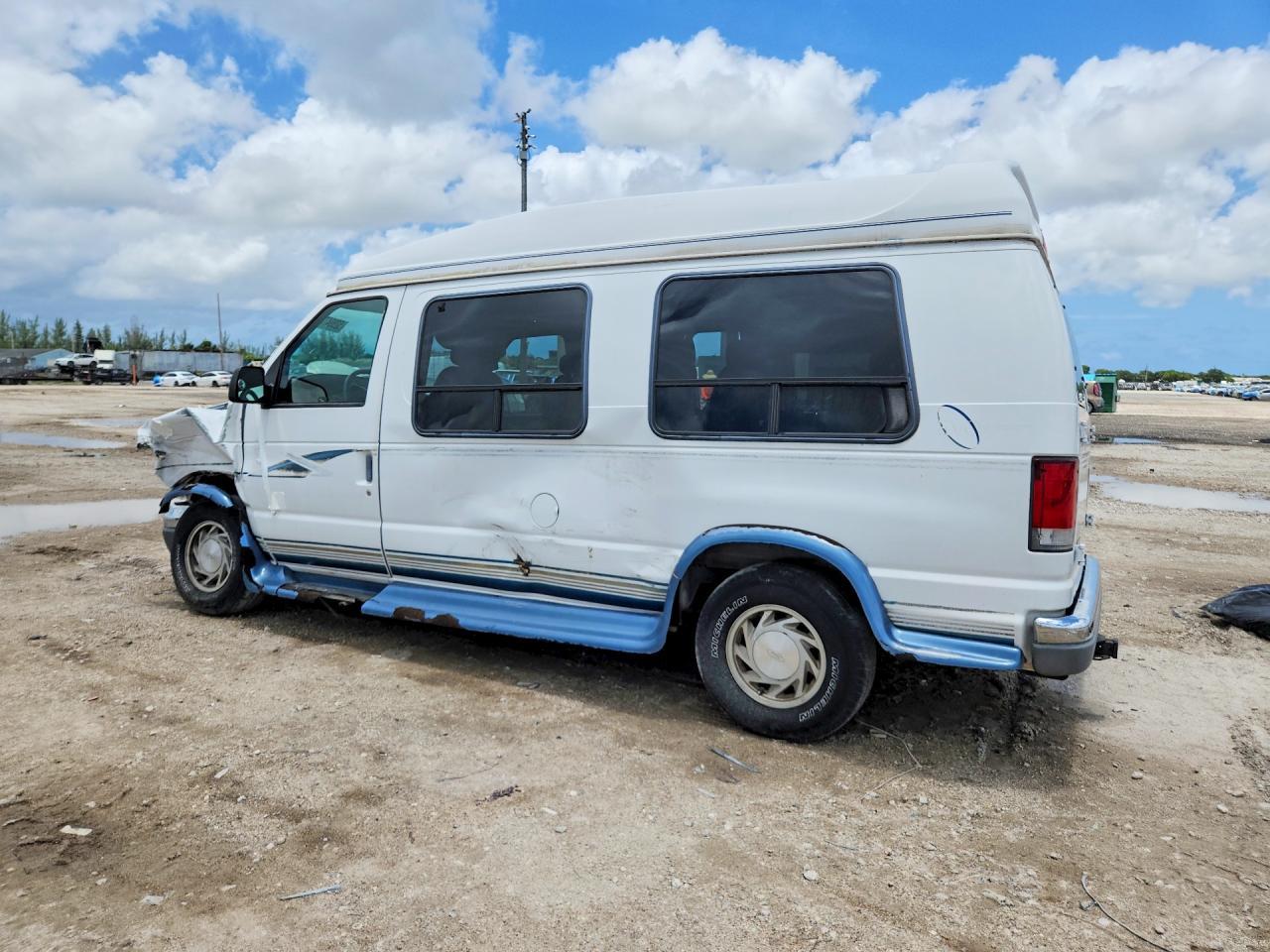 1999 Ford Econoline E150 Van - Фото 2