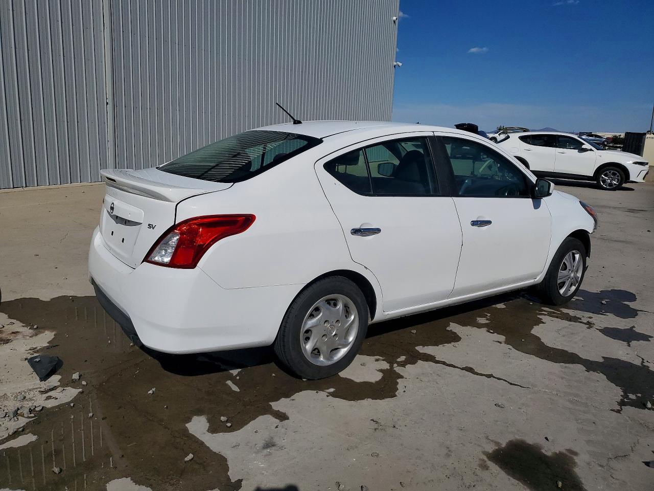 2018 Nissan Versa Sv - Фото 3