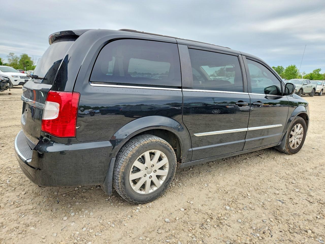 2013 Chrysler Town & Country Touring - Фото 3
