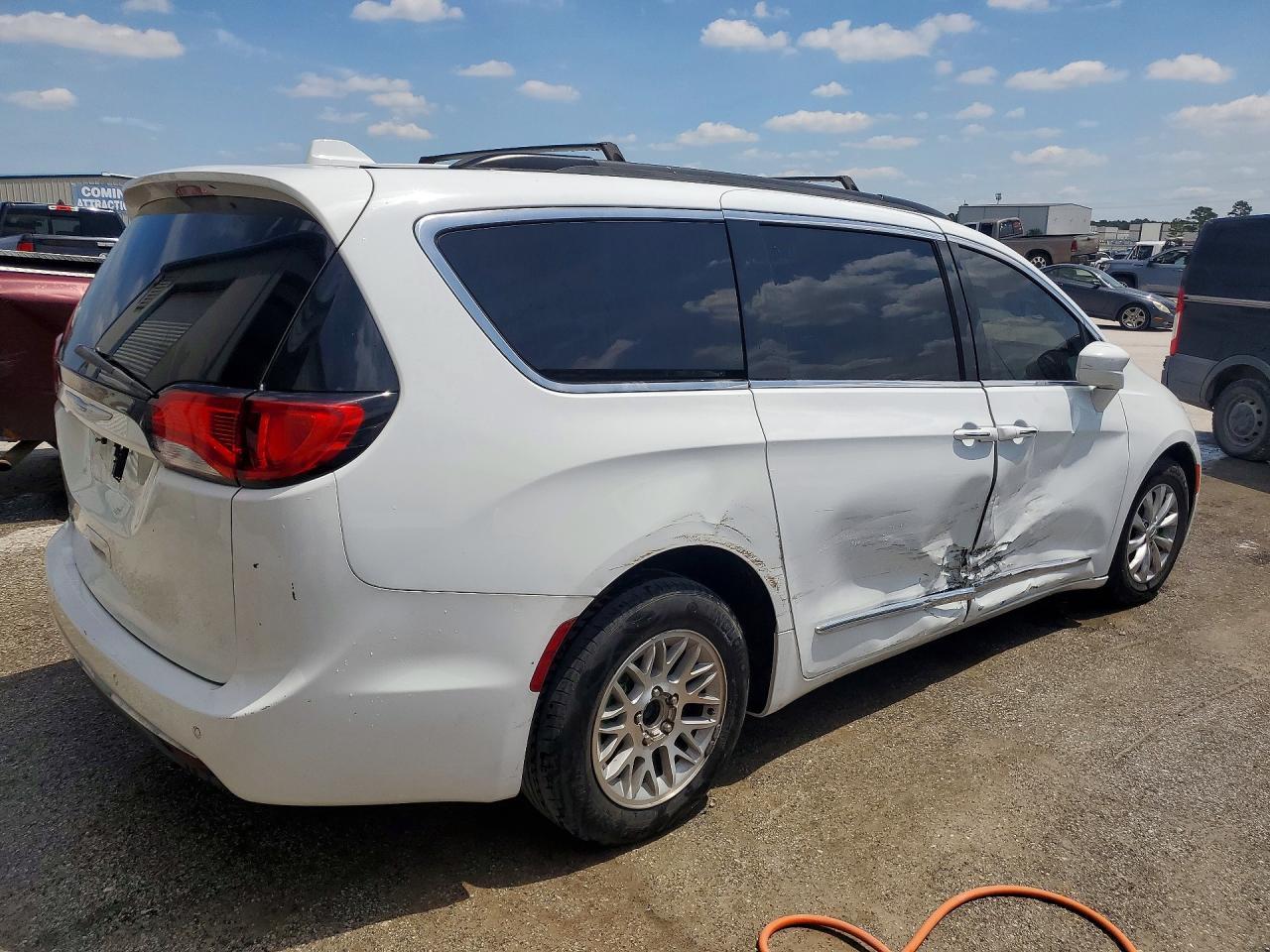 2017 Chrysler Pacifica Touring L - Image 3