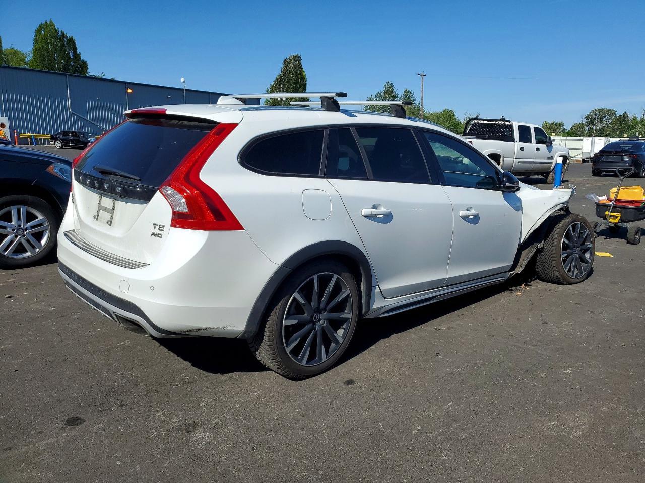 2017 Volvo V60 Cross Country Premier - Фото 3
