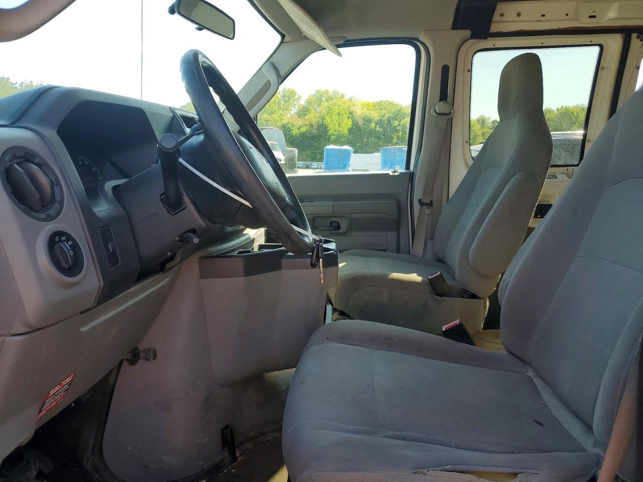 2011 Ford Econoline E250 Van - Фото 7