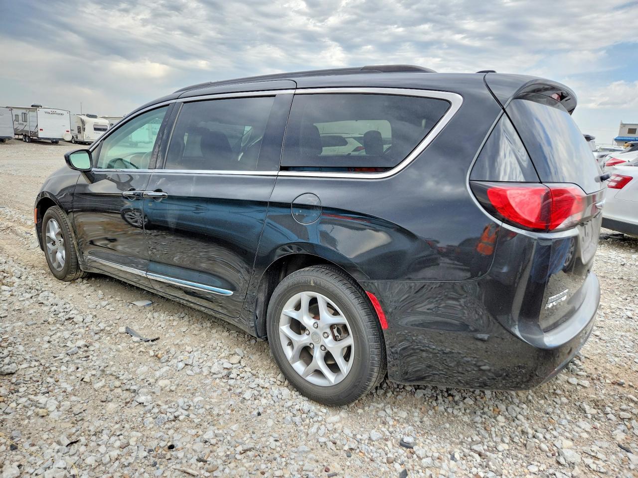 2017 Chrysler Pacifica Touring L - Image 2