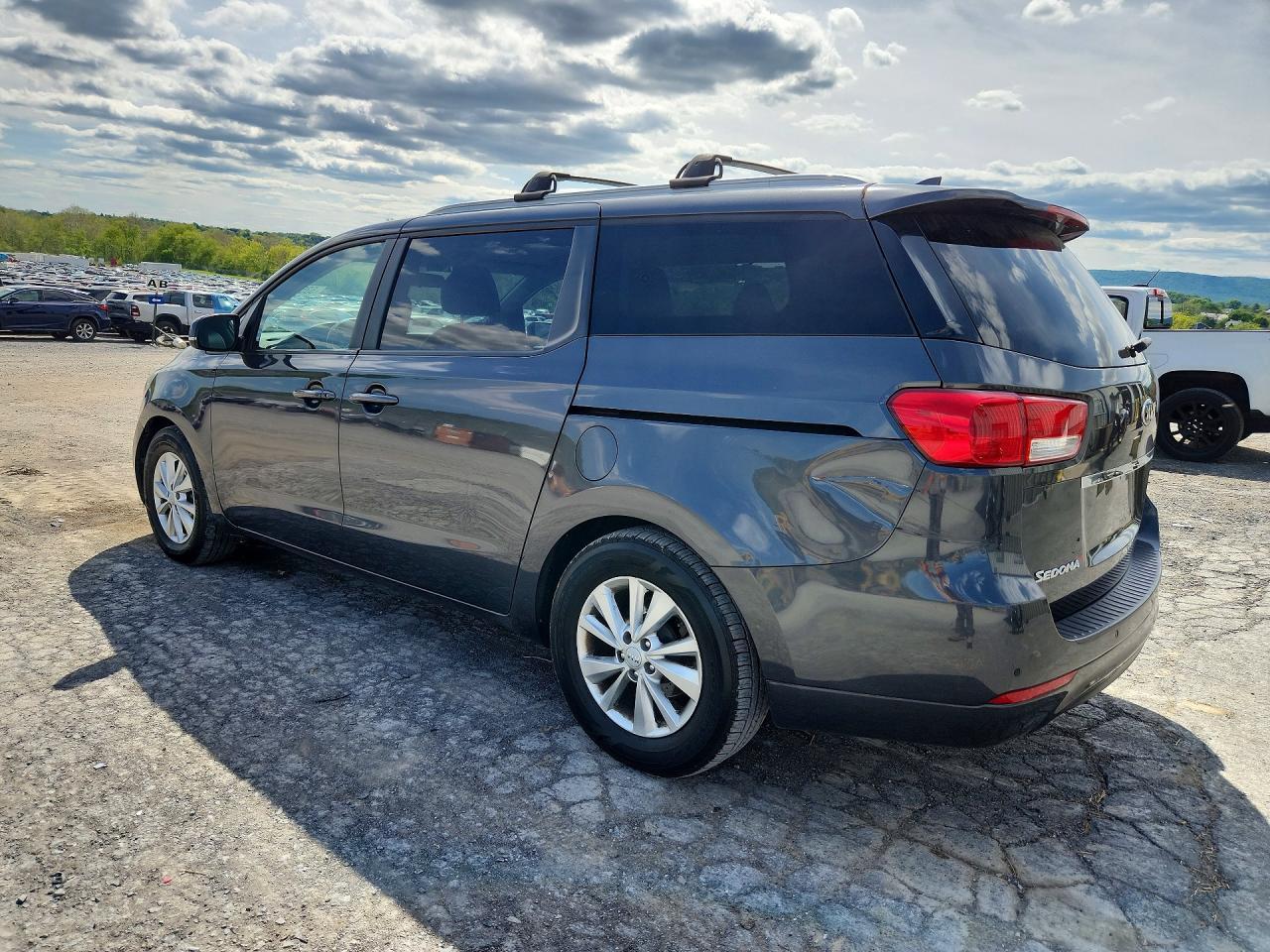 2017 Kia Sedona Lx - Фото 2
