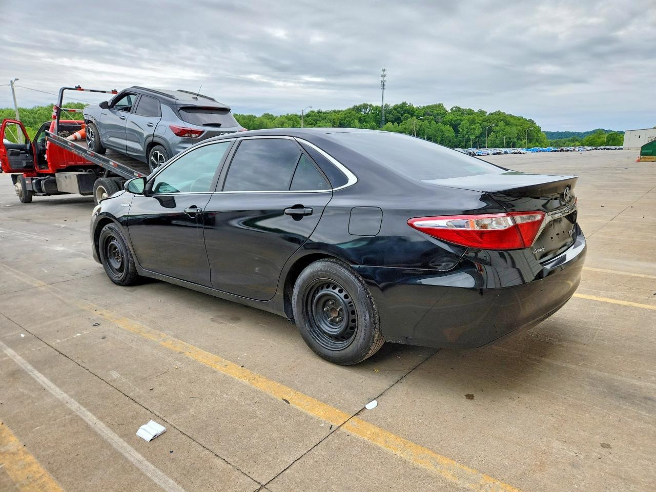 2015 Toyota Camry Hybrid Le - Image 2