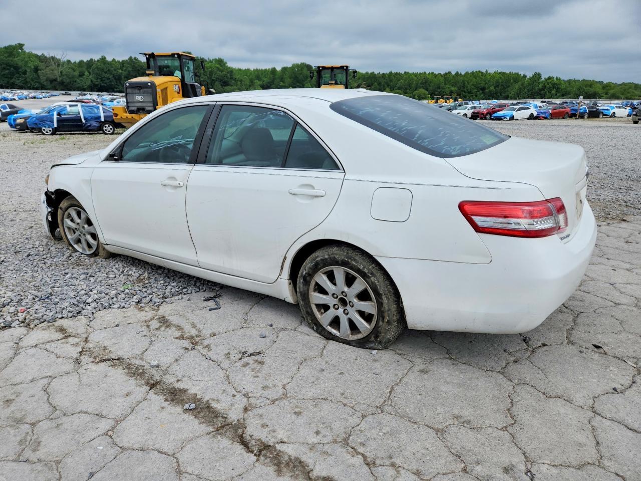 2011 Toyota Camry Le - Фото 2