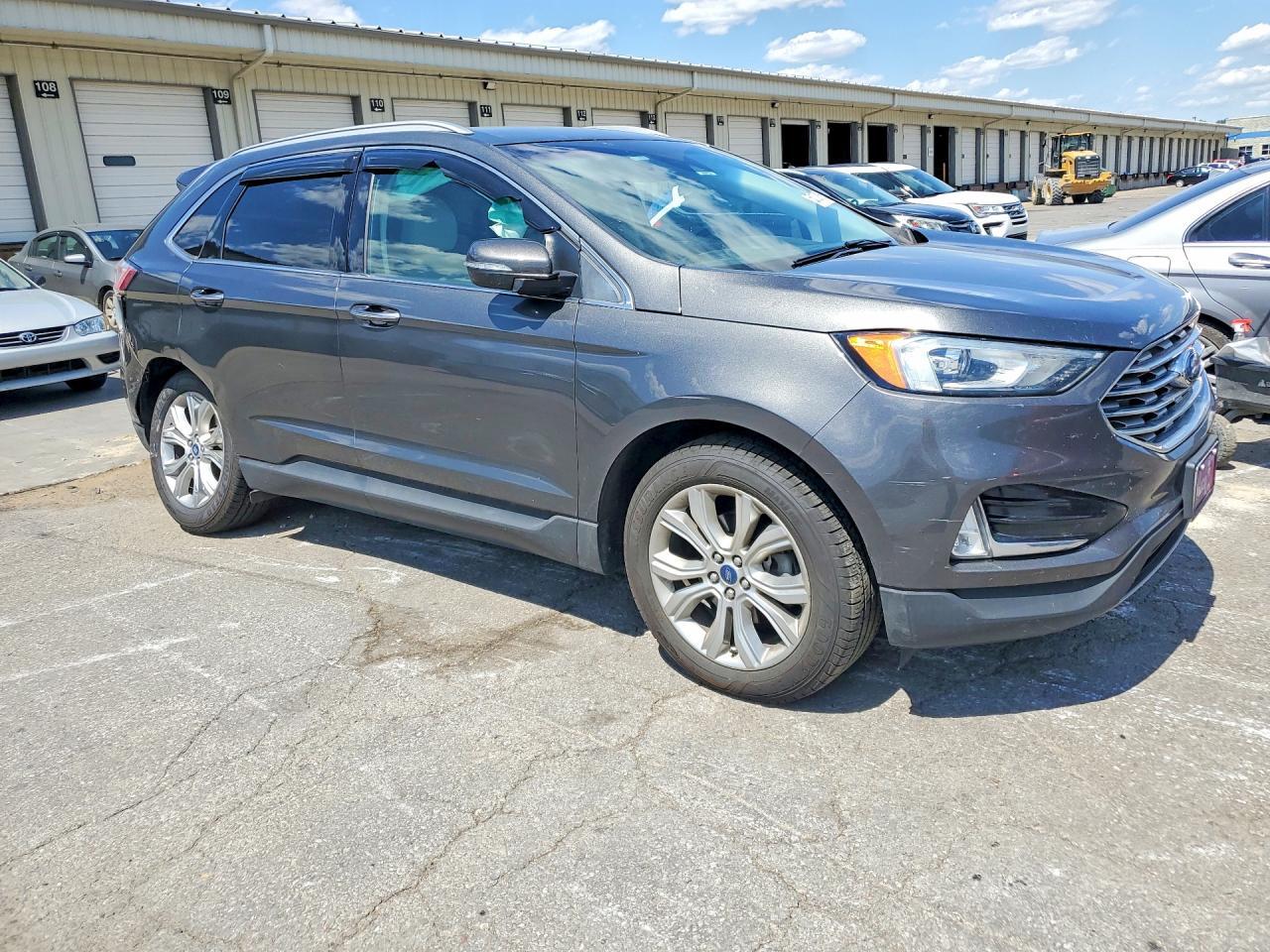 2019 Ford Edge Titanium - Image 4