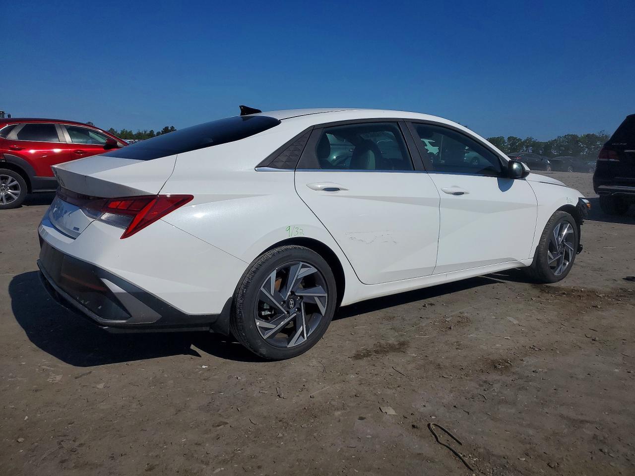 2025 Hyundai Elantra Limited - Image 3