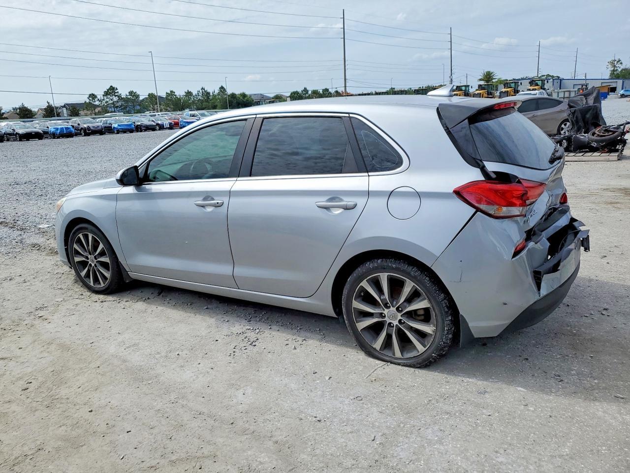 2020 Hyundai Elantra Gt Base - Image 2