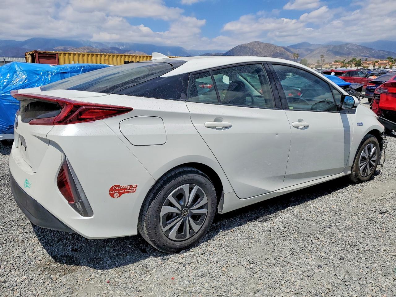 2017 Toyota Prius Prime Plus - Фото 3