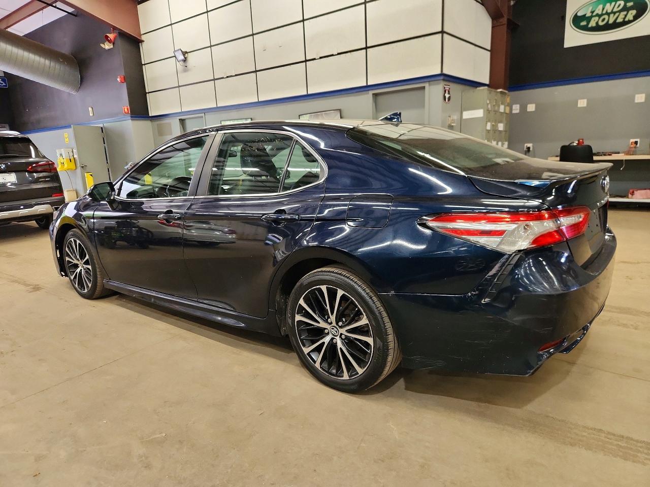 2020 Toyota Camry Se - Фото 2