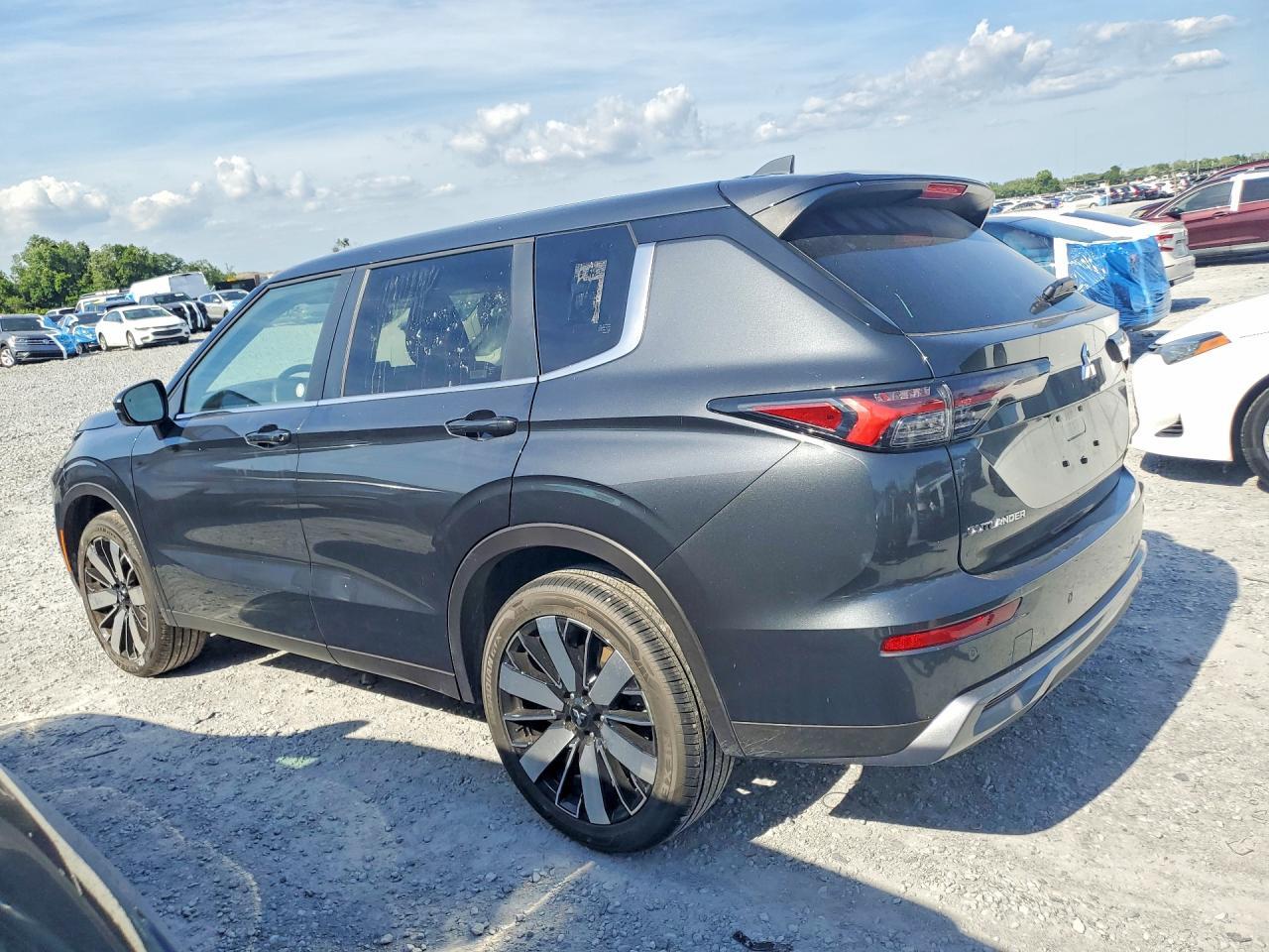 2025 Mitsubishi Outlander Se - Image 2