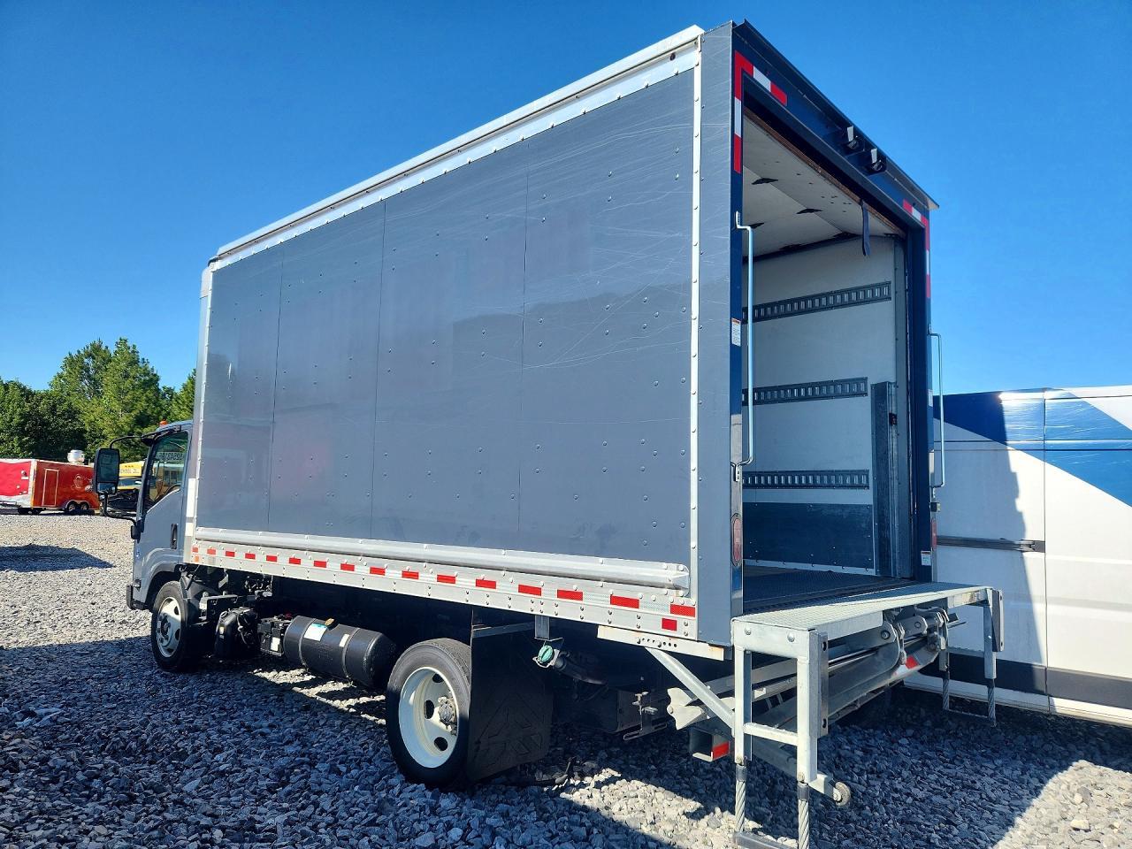 2020 Isuzu Nrr Box Truck - Фото 2