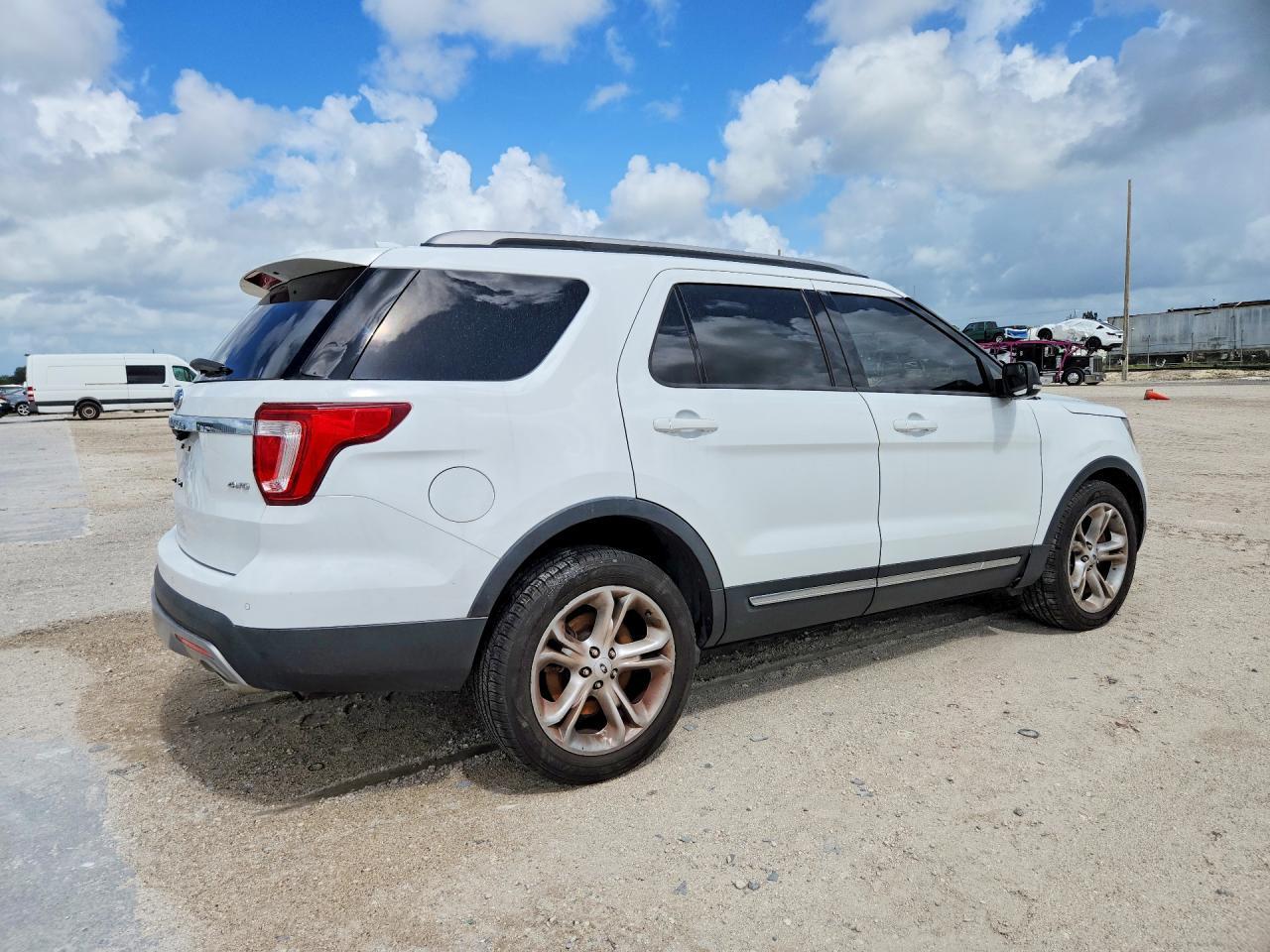2016 Ford Explorer Xlt - Image 3