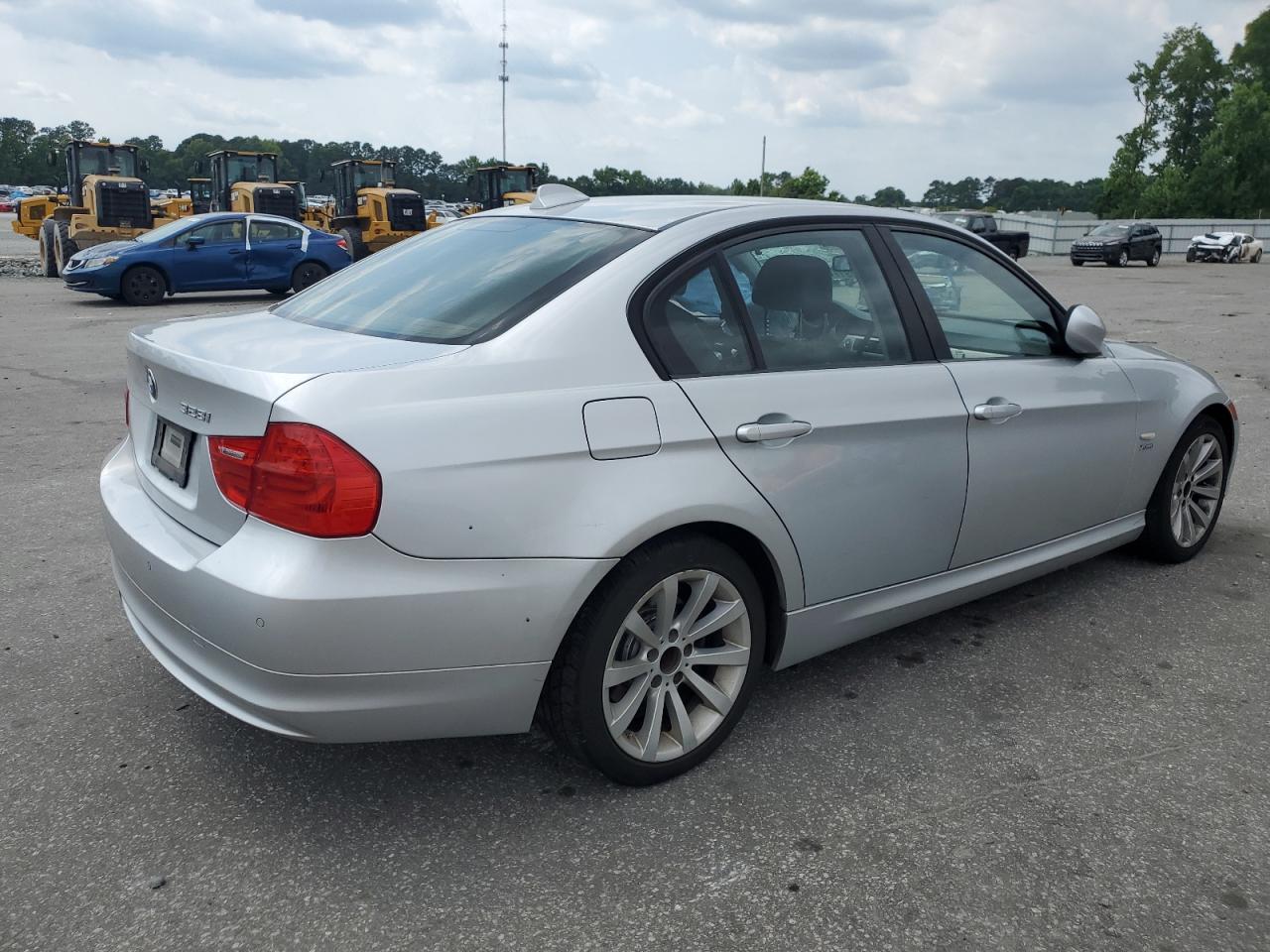 2011 BMW 328 Xi - Image 3