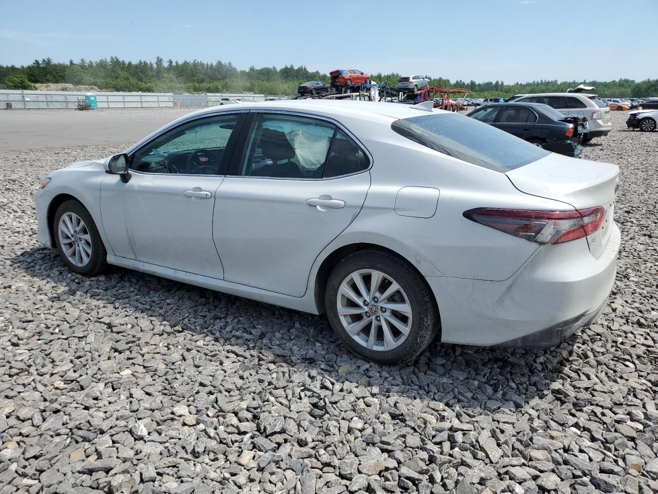 2022 Toyota Camry Le - Фото 2