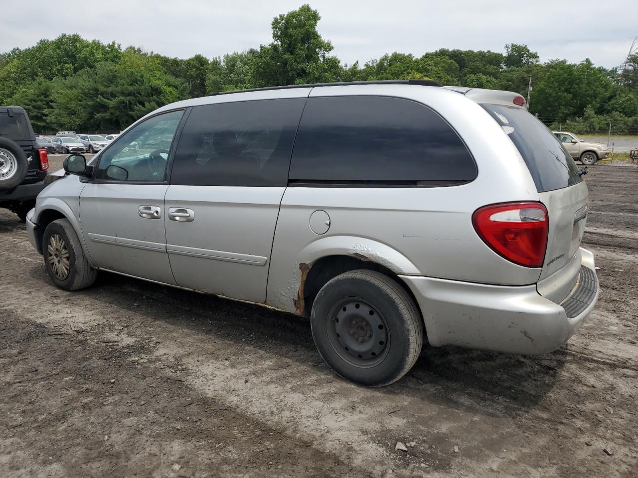 2007 Chrysler Town & Country - Image 2
