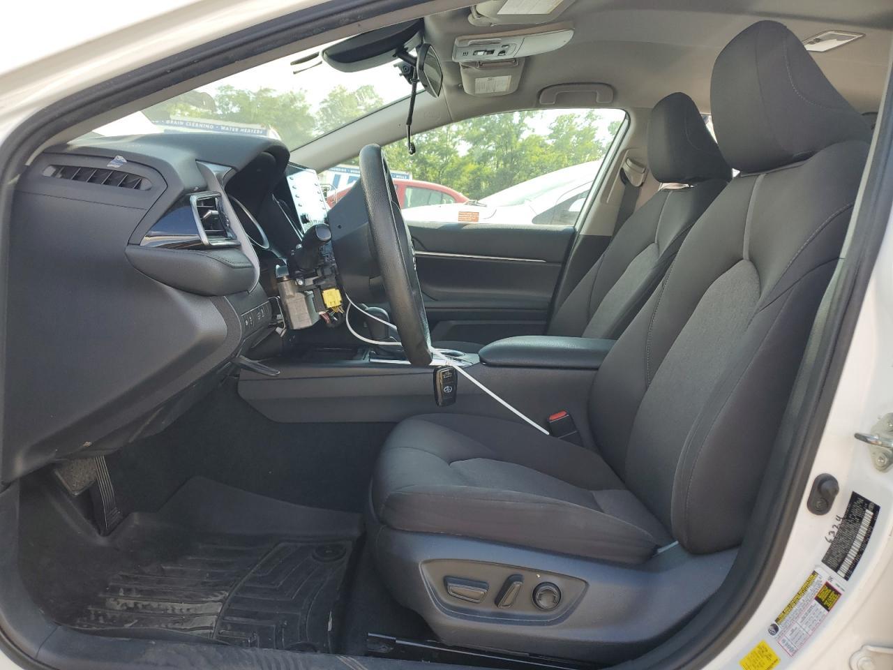 2021 Toyota Camry Hybrid Le - Image 7