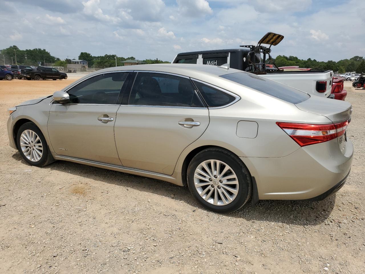 2015 Toyota Avalon Hybrid - Image 2