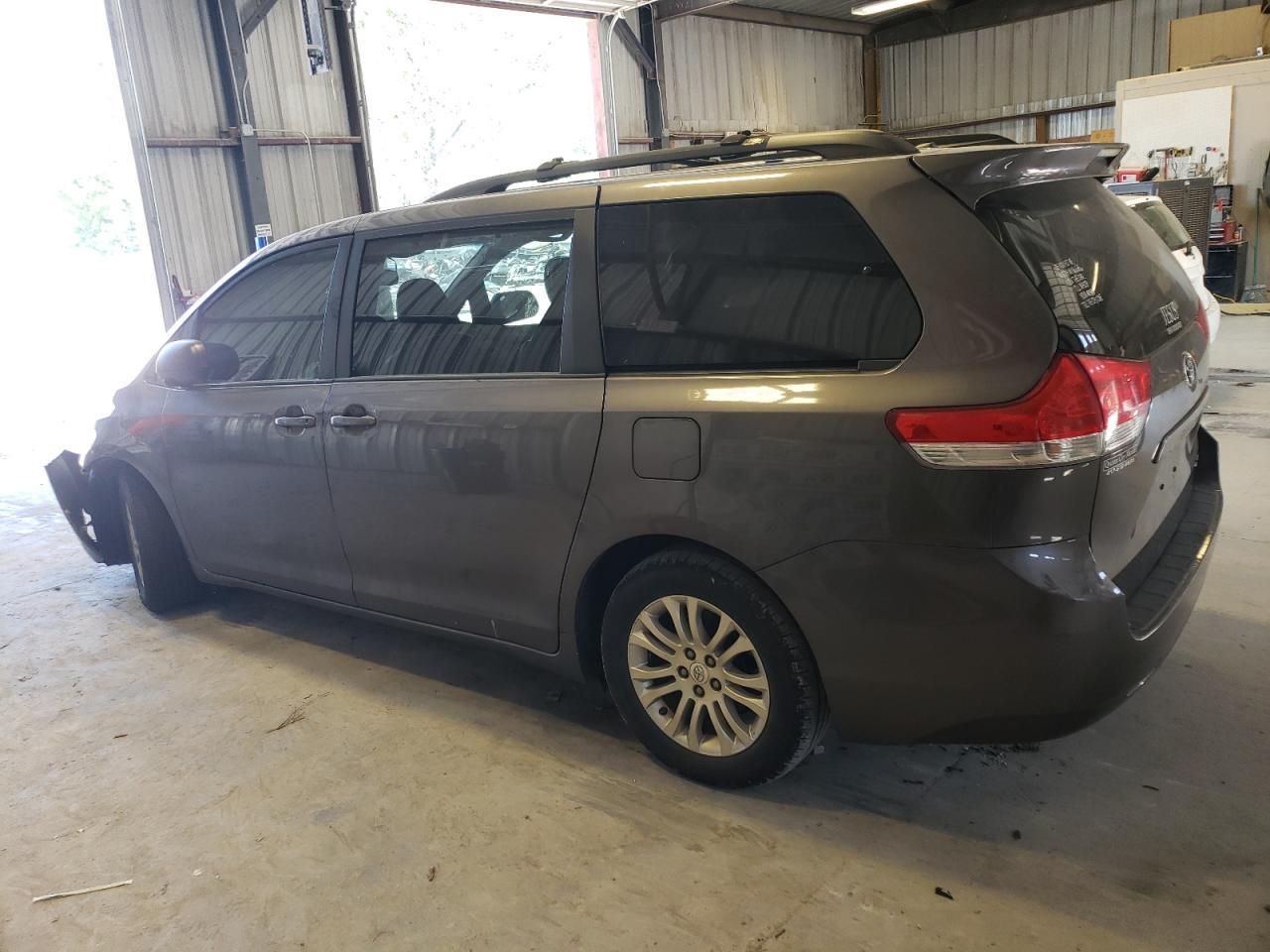 2011 Toyota Sienna Xle - Image 2