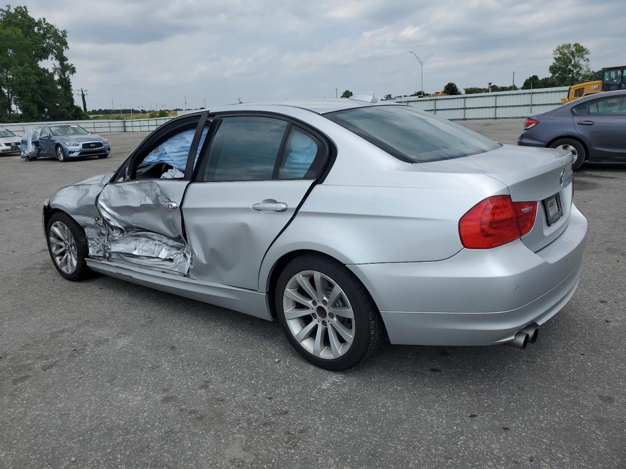 2011 BMW 328 Xi - Image 2