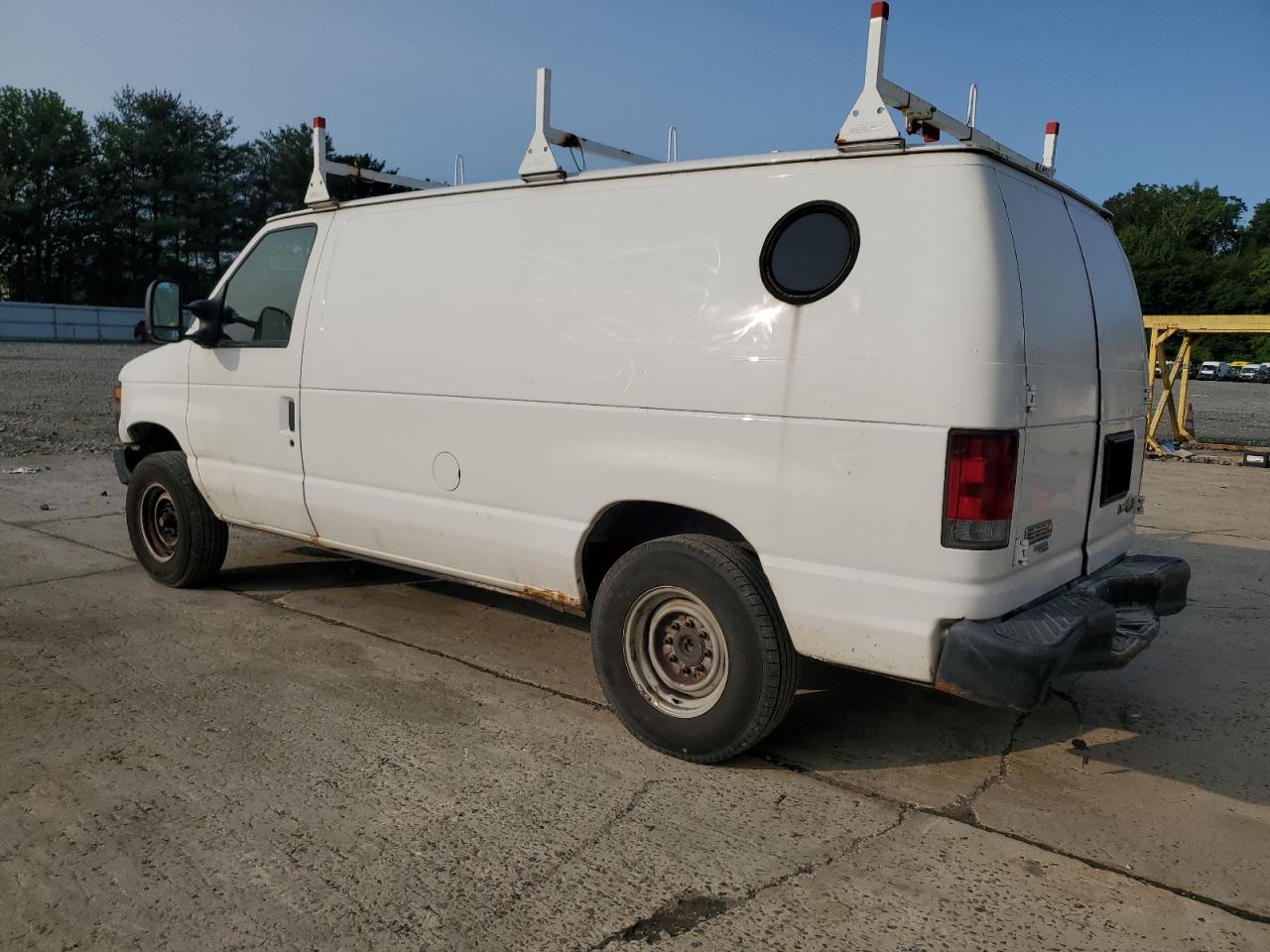 2011 Ford Econoline E250 Van - Фото 2