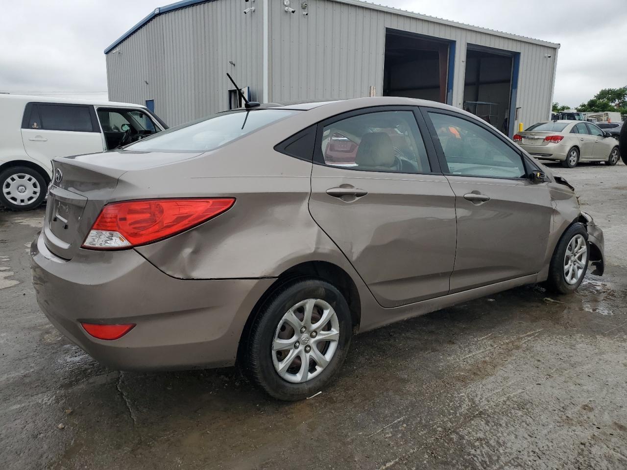 2013 Hyundai Accent Gls - Фото 3