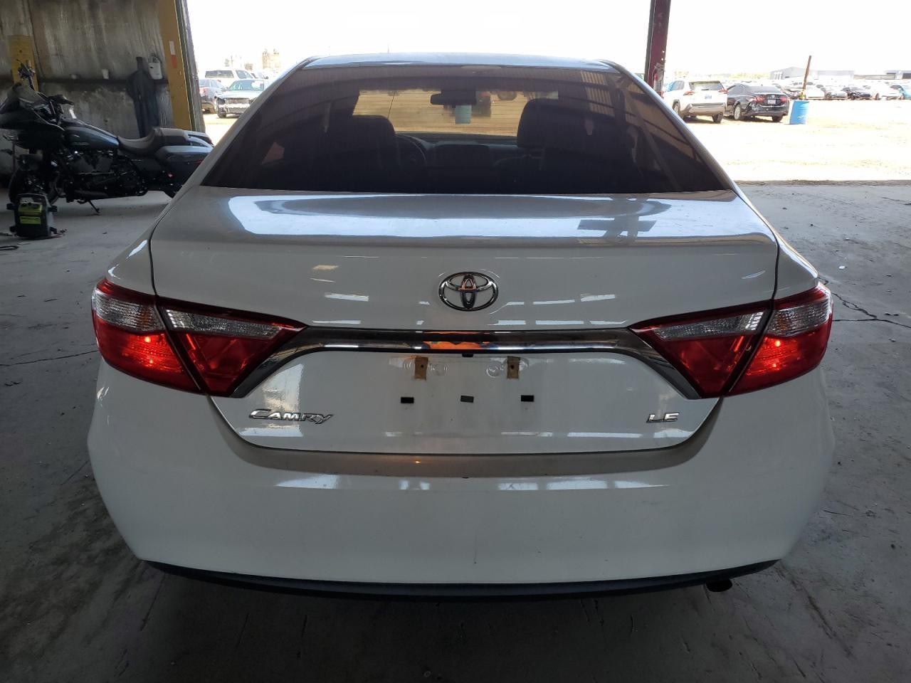 2017 Toyota Camry Le - Фото 6