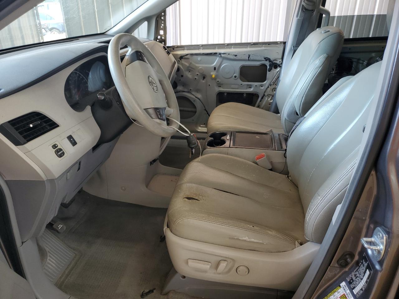 2012 Toyota Sienna Le - Image 7