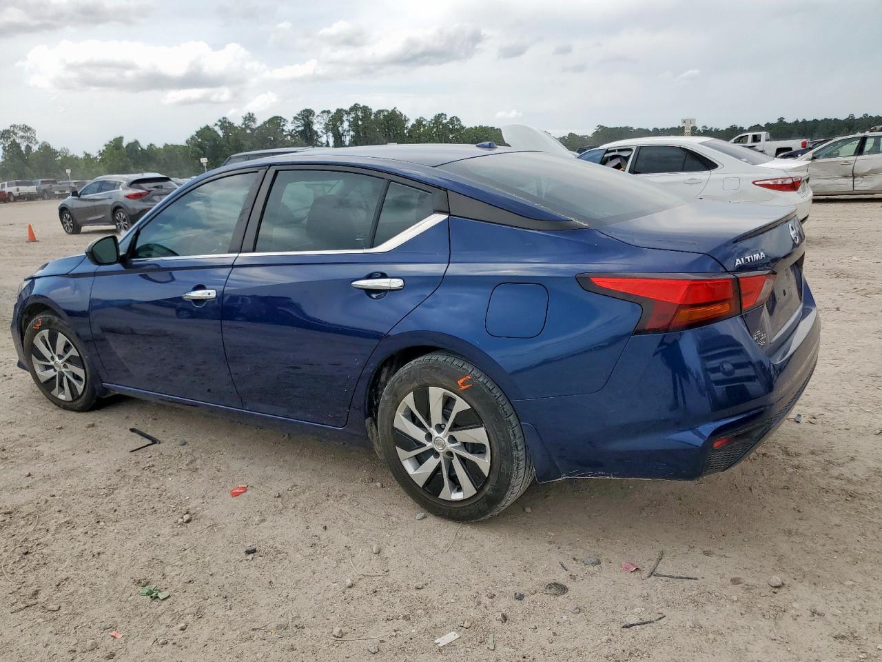 2020 Nissan Altima S - Фото 2