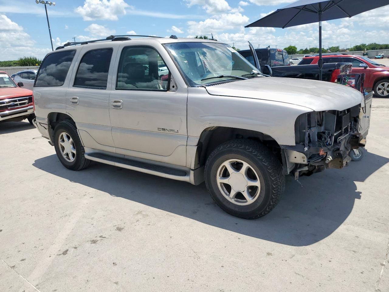 2004 GMC Yukon Denali - Image 4