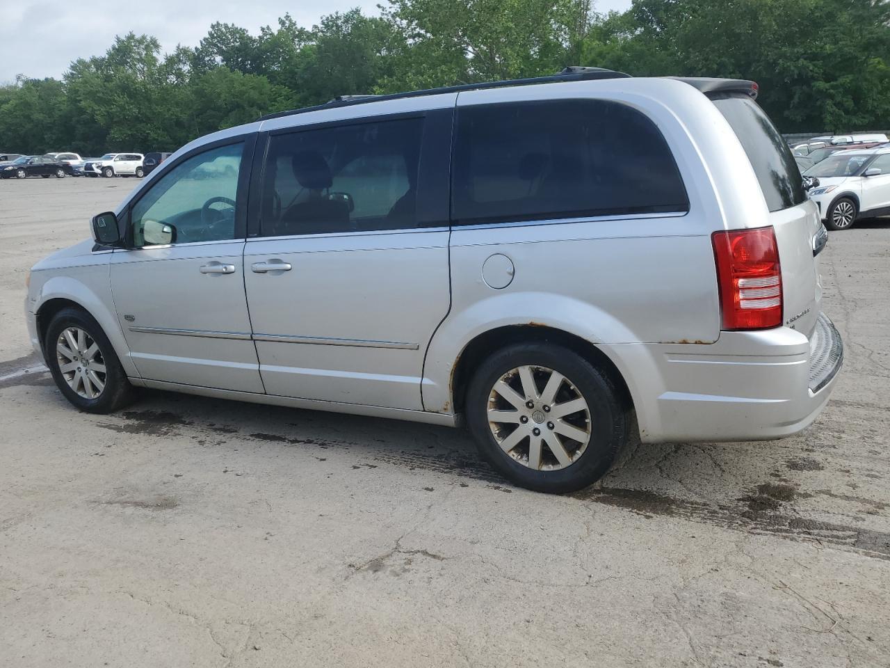 2009 Chrysler Town & Country Touring - Image 2