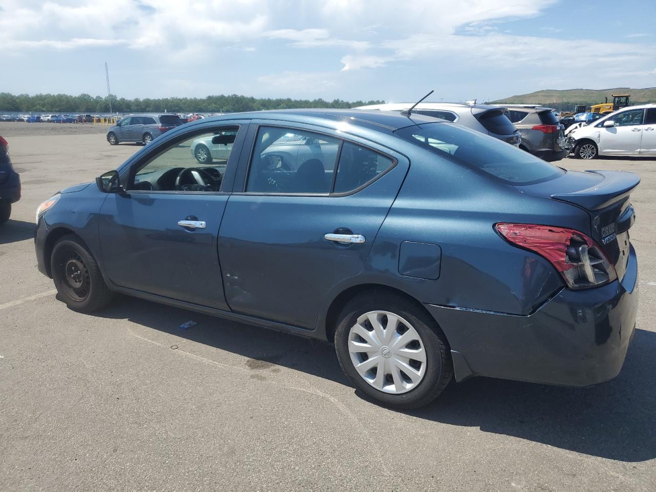 2015 Nissan Versa S - Фото 2