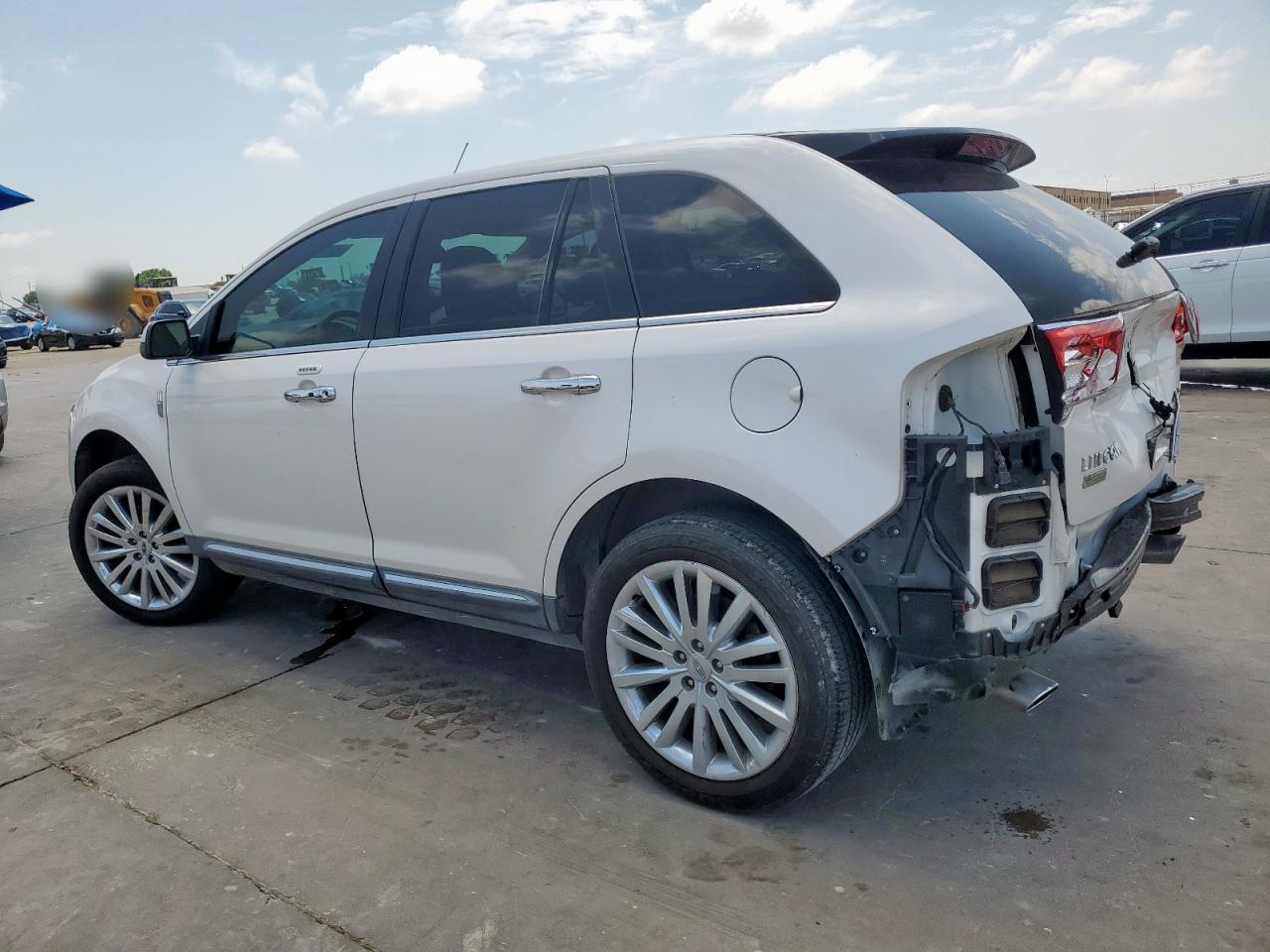 2011 Lincoln Mkx - Image 2