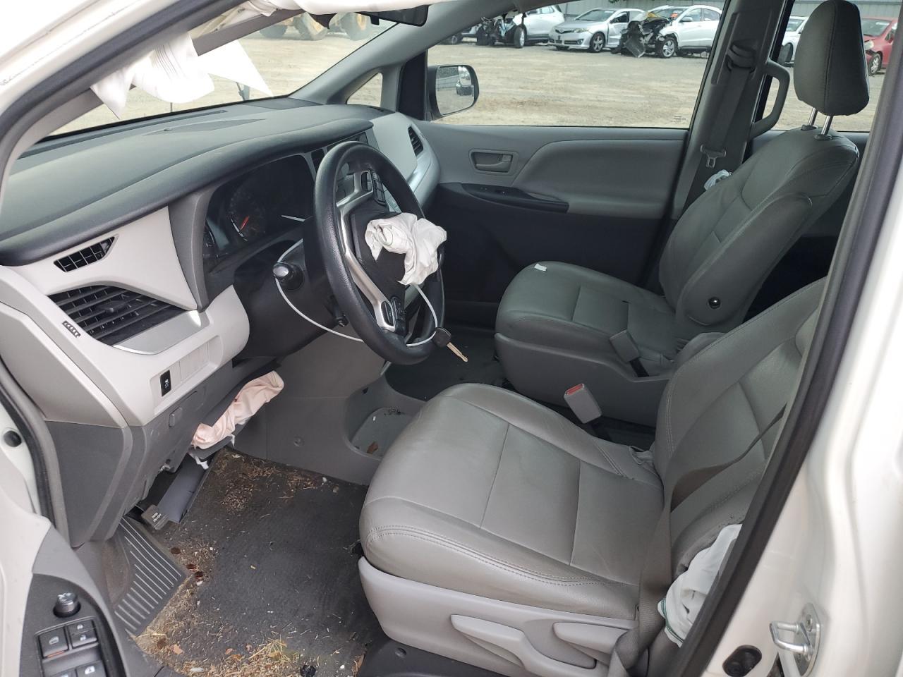 2017 Toyota Sienna - Image 7