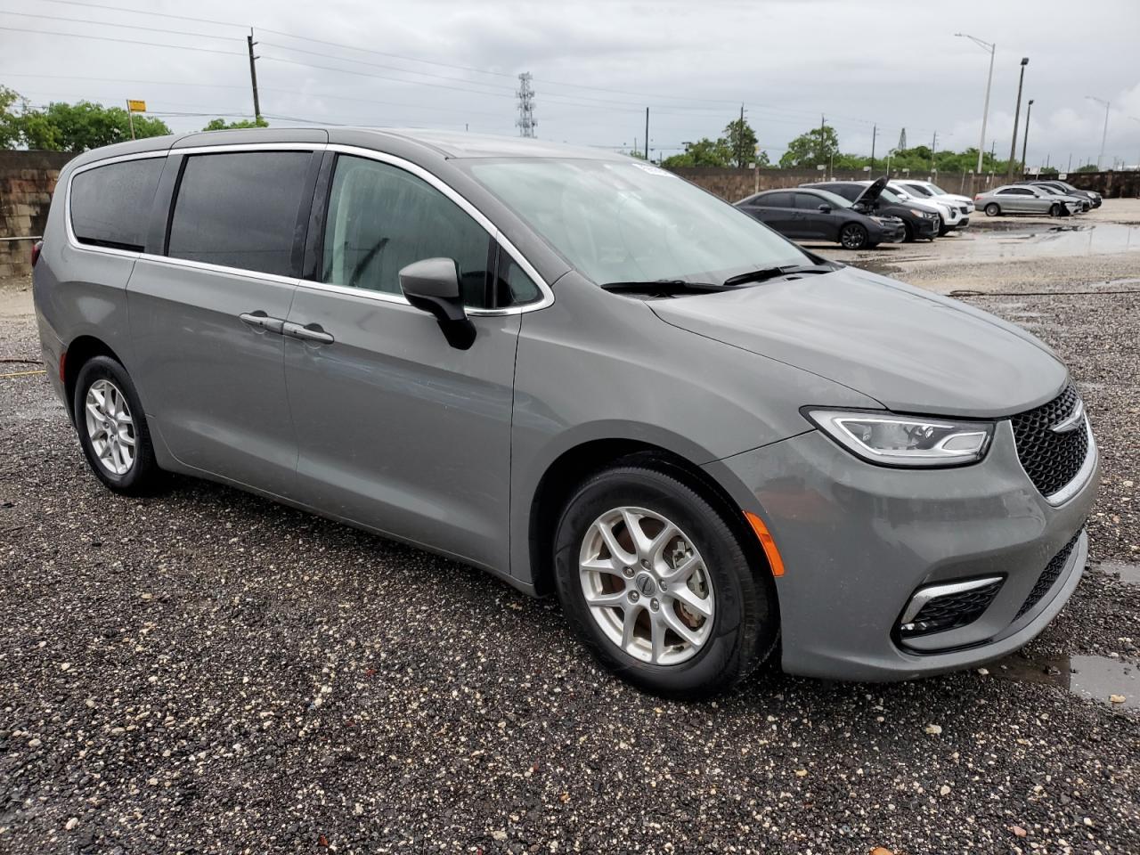 2023 Chrysler Pacifica Touring L - Image 4