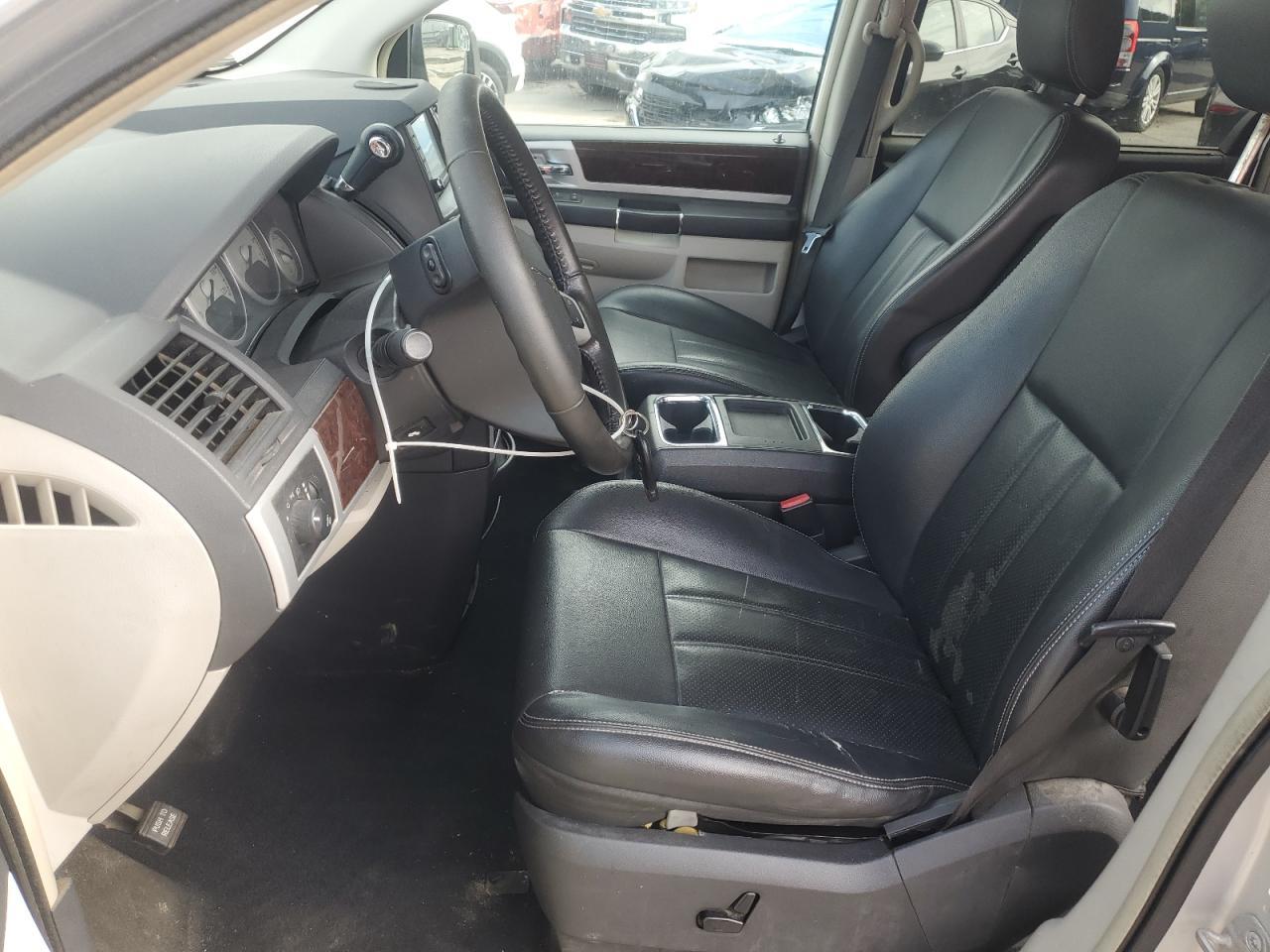 2009 Chrysler Town & Country Touring - Image 7