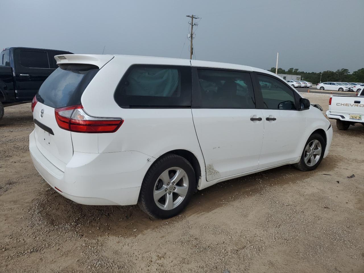 2017 Toyota Sienna - Image 3
