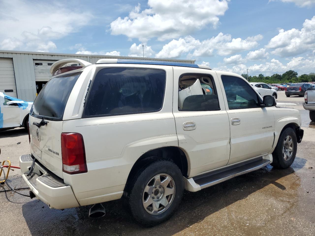 2002 Cadillac Escalade Luxury - Image 3