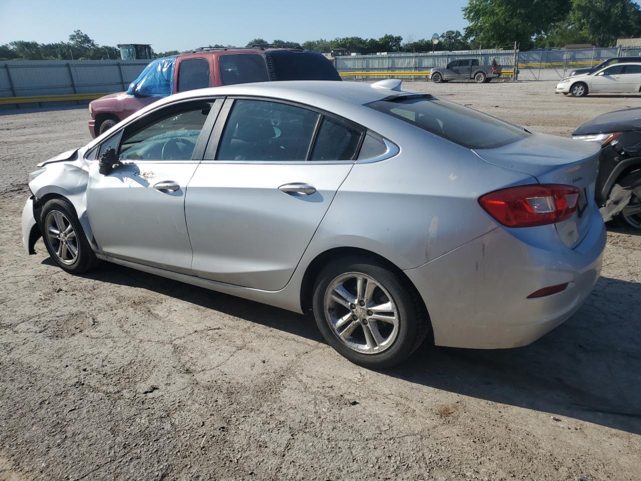 2017 Chevrolet Cruze Lt - Image 2