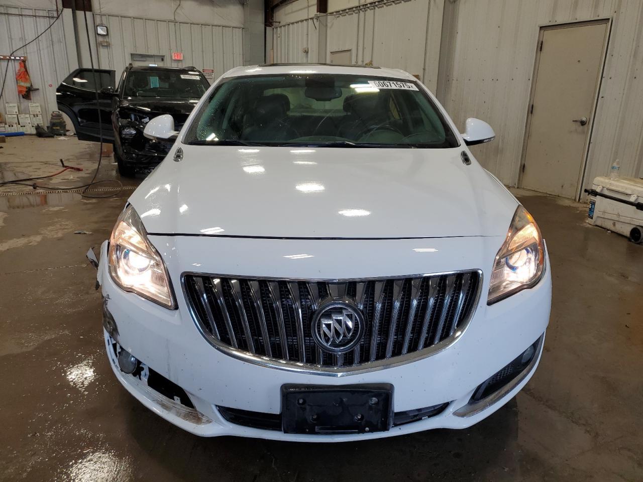 2017 Buick Regal Sport Touring - Image 5