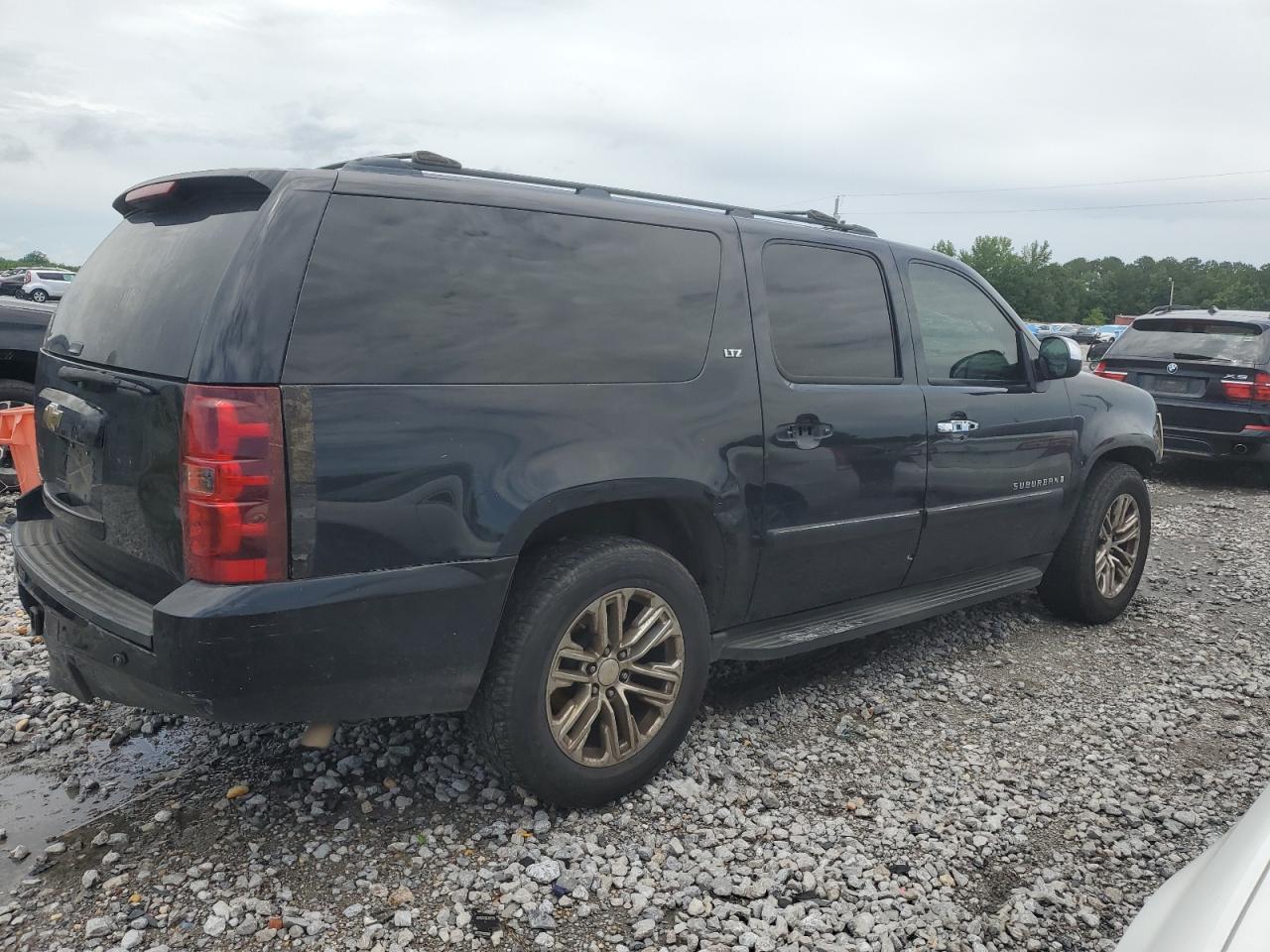 2007 Chevrolet Suburban C1500 - Image 3