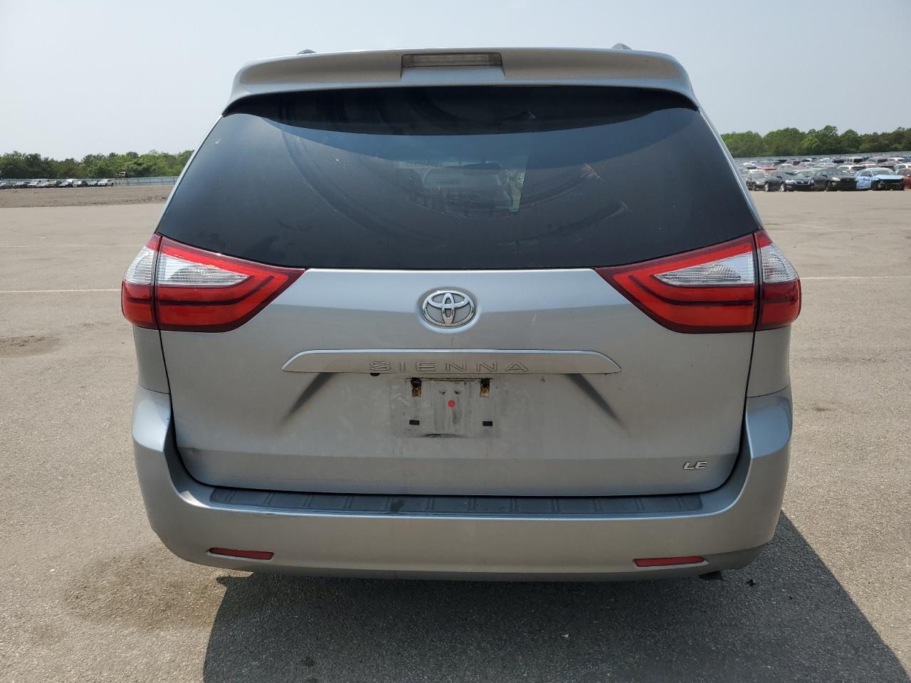 2016 Toyota Sienna Le - Image 6