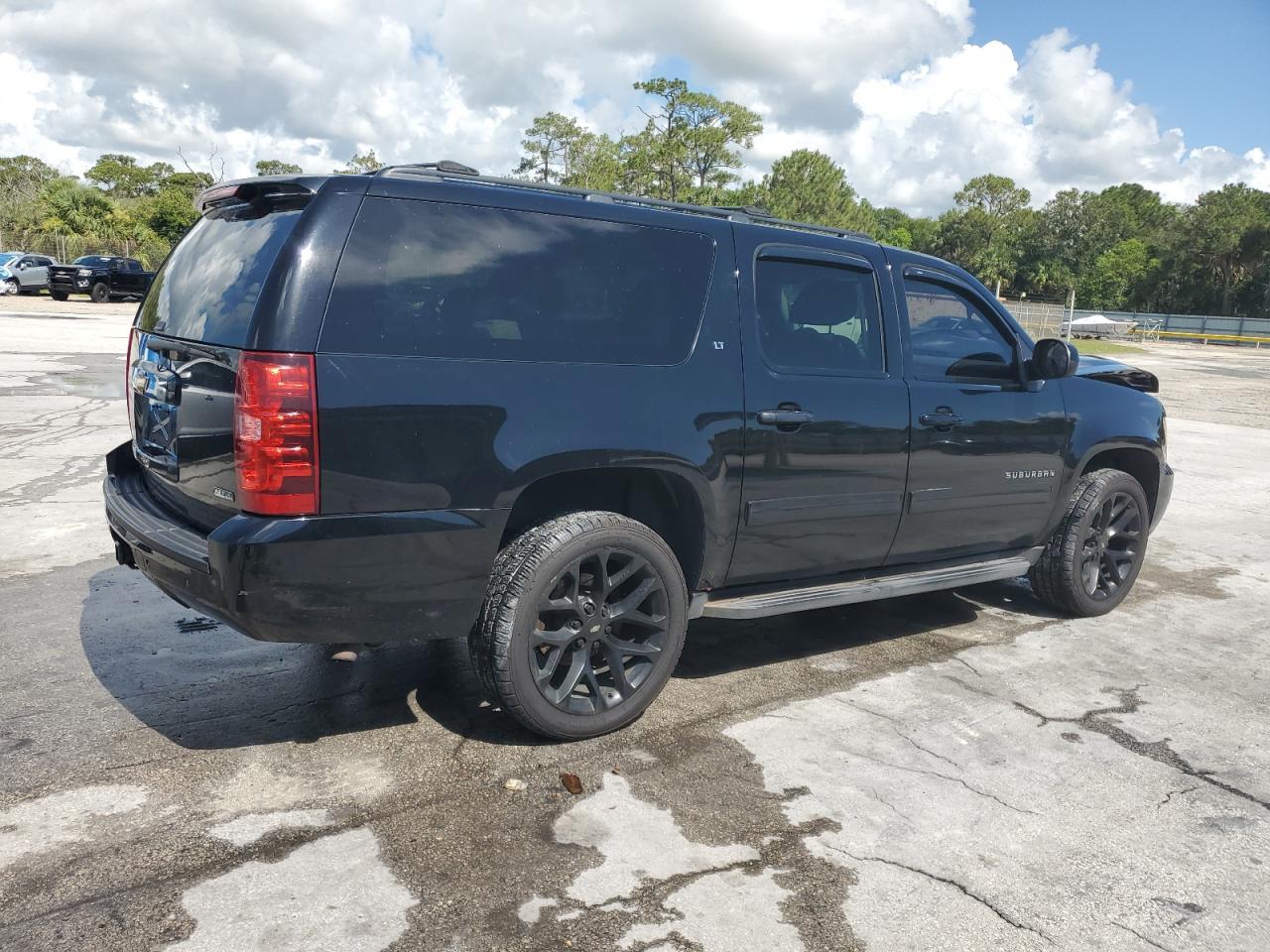 2011 Chevrolet Suburban K1500 Lt - Image 3