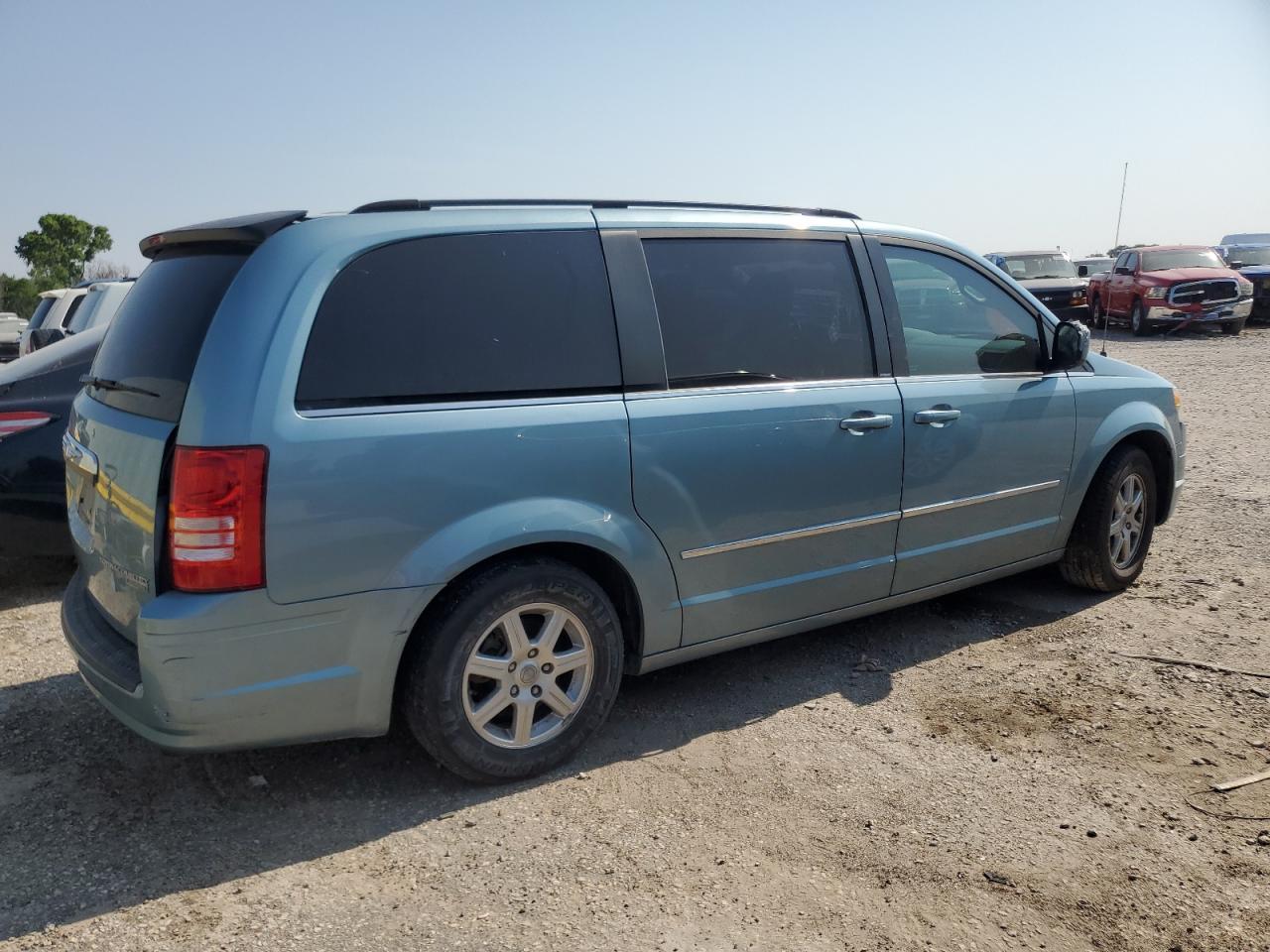 2010 Chrysler Town & Country Touring - Фото 3