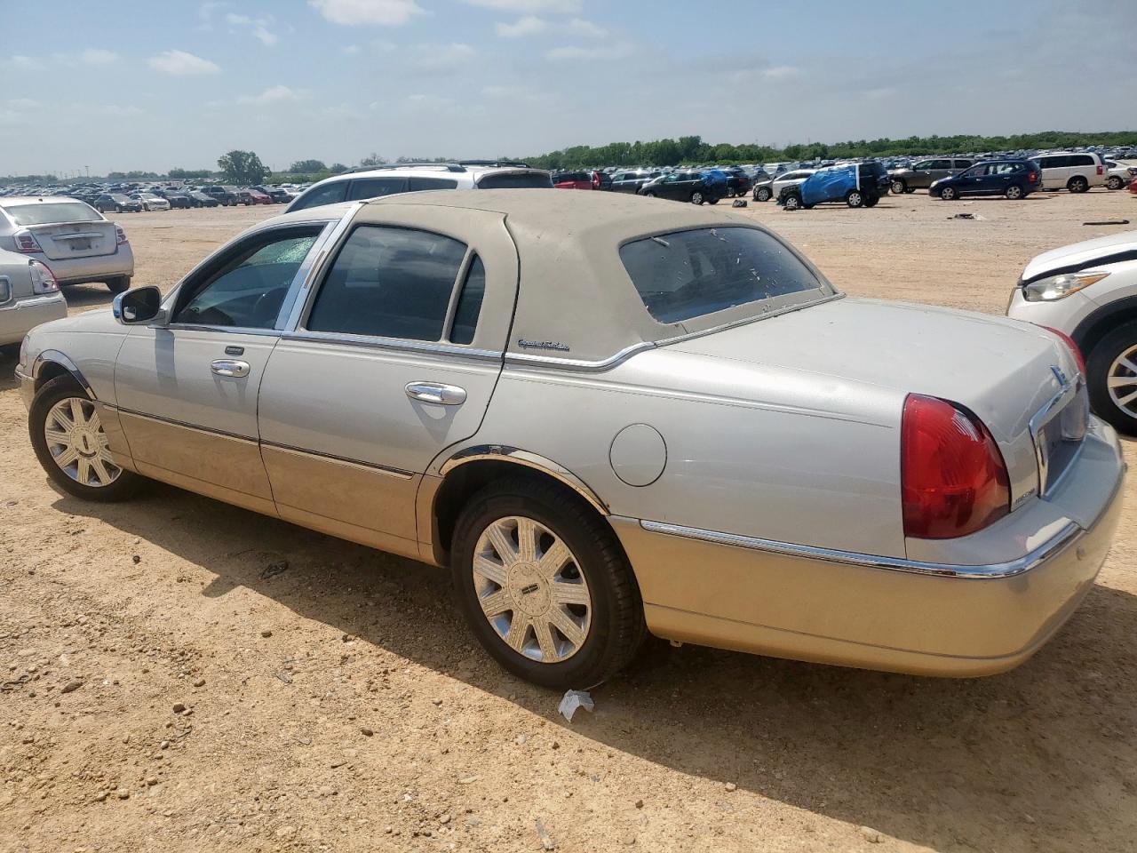 2004 Lincoln Town Car Ultimate - Фото 2