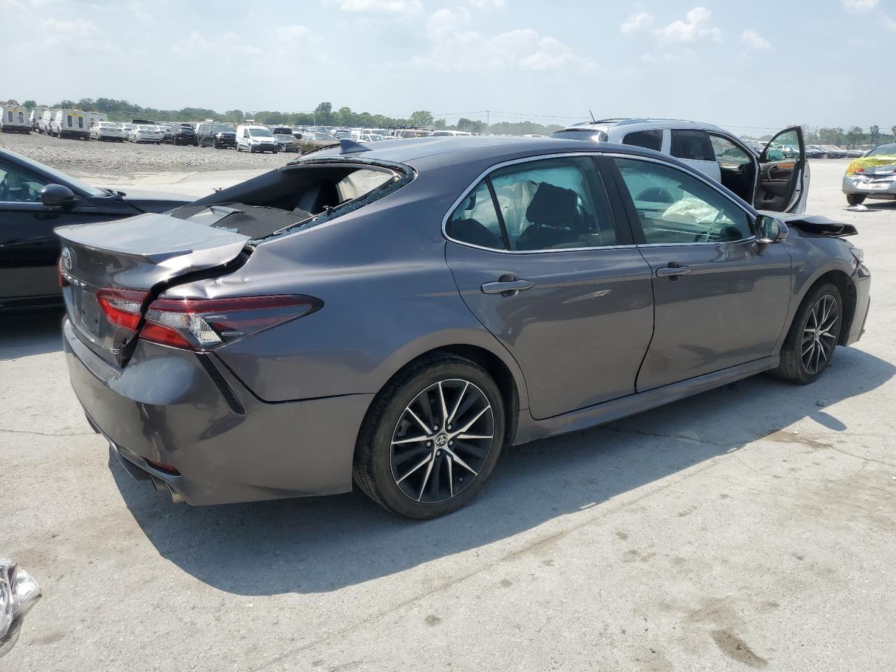 2022 Toyota Camry Se - Фото 3