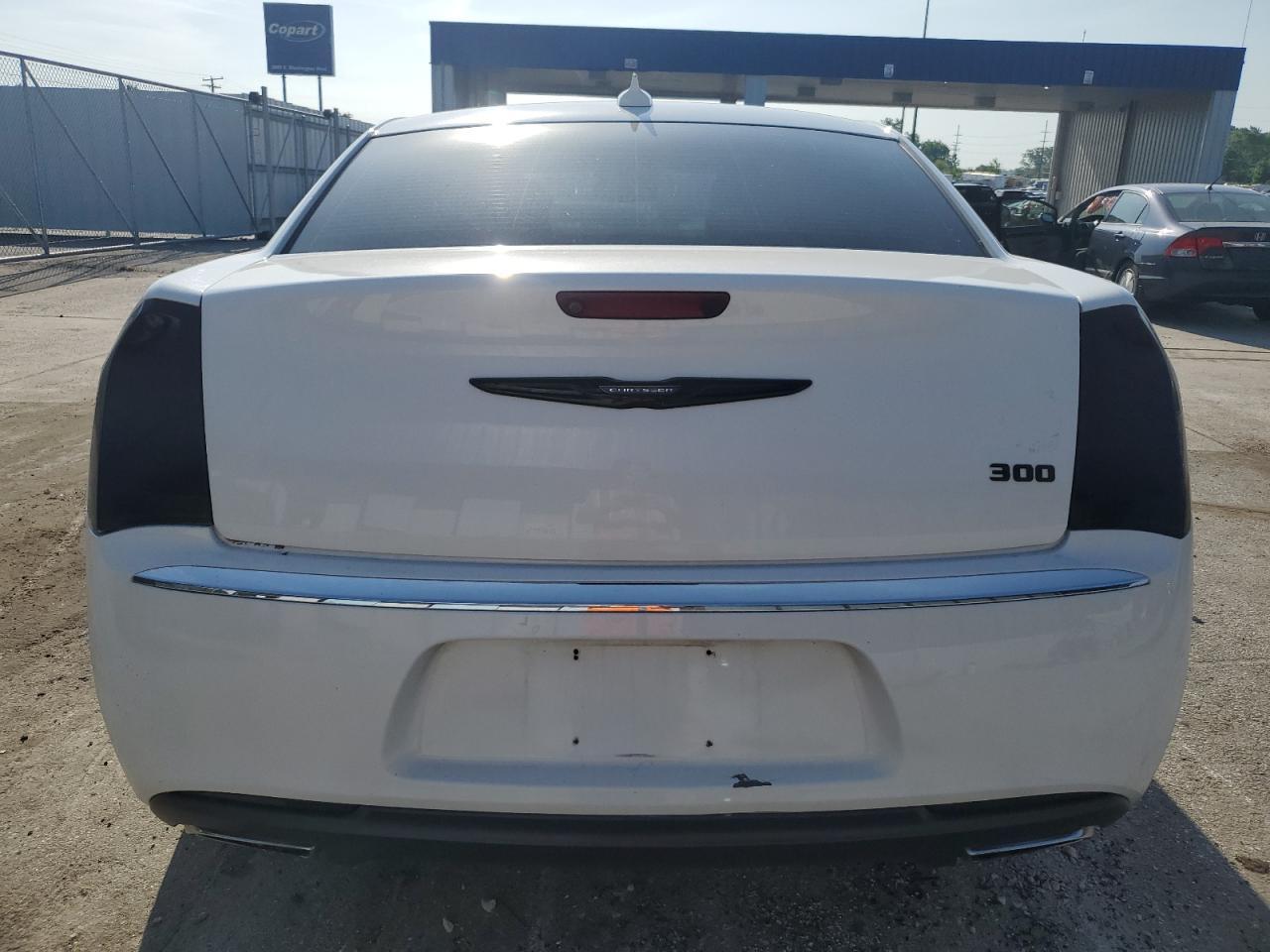 2016 Chrysler 300 Limited - Фото 6